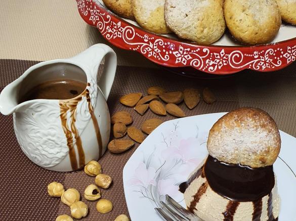Mini bavarese al caffè con salsa al cioccolato e biscotto nocciole e mandorle