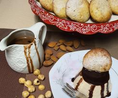 Mini bavarese al caffè con salsa al cioccolato e biscotto nocciole e mandorle