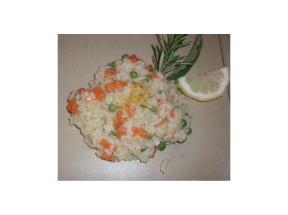 RISOTTO CON PISELLI, CAROTE ED ERBE AROMATICHE
