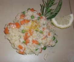 RISOTTO CON PISELLI, CAROTE ED ERBE AROMATICHE