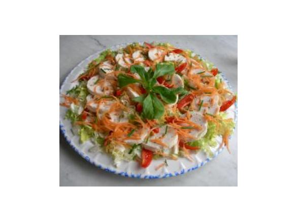 Terrina di cappone con salsa leggera all'erba cipollina