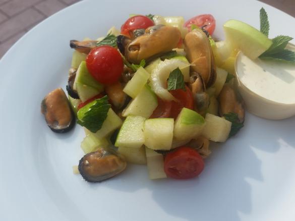 INSALATA DI COZZE GUSTOSA CON SALSA (INSALATE DI PESCE CONTES)