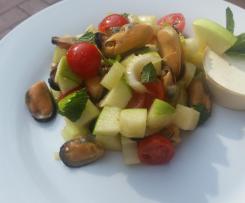 INSALATA DI COZZE GUSTOSA CON SALSA (INSALATE DI PESCE CONTES)