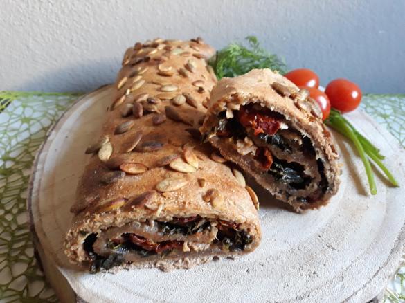 STRUDEL SALATO CON PASTA MATTA INTEGRALE E CAVOLO NERO TONNO FORMAGGIO SPALMABILE E POMODORI SECCHI CONTEST STRUDEL