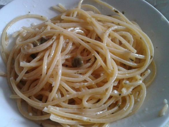 Spaghetti  veloci capperi e pinoli