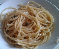 Spaghetti  veloci capperi e pinoli