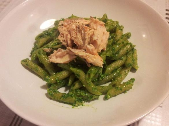 Penne integrali al salmone e pesto di spinaci