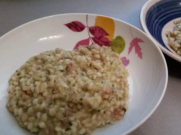 Orzotto con zucchine, speck e gorgonzola