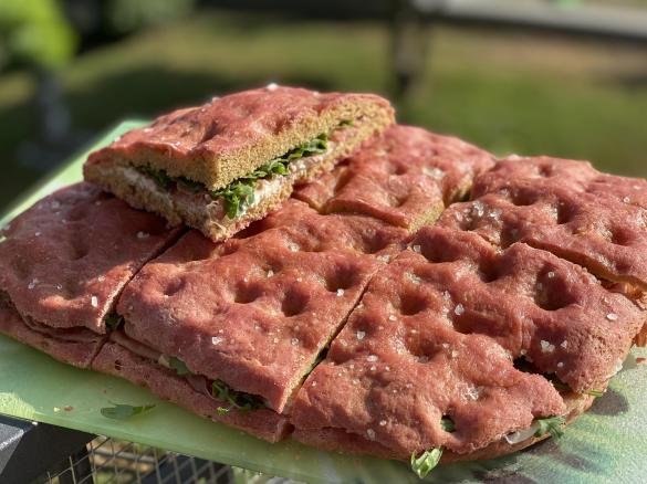 Focaccia alla barbabietola