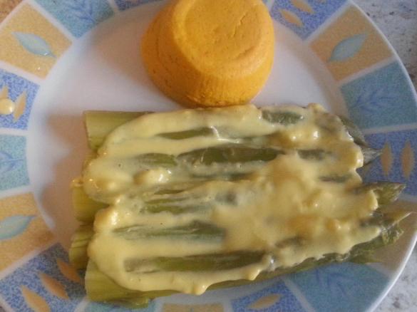 Asparagi con salsa olandese e tortini di carote
