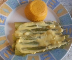 Asparagi con salsa olandese e tortini di carote