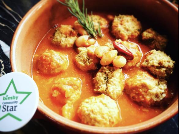 Polpette di ceci al sugo con fagioli al profumo di rosmarino