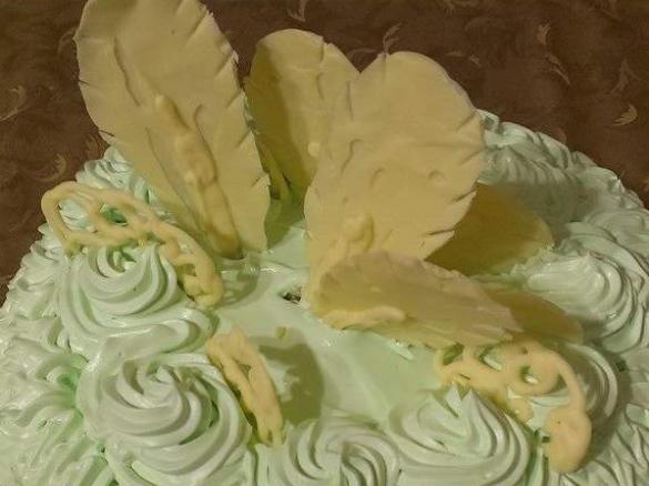 torta alle pere con piume di cioccolato bianco