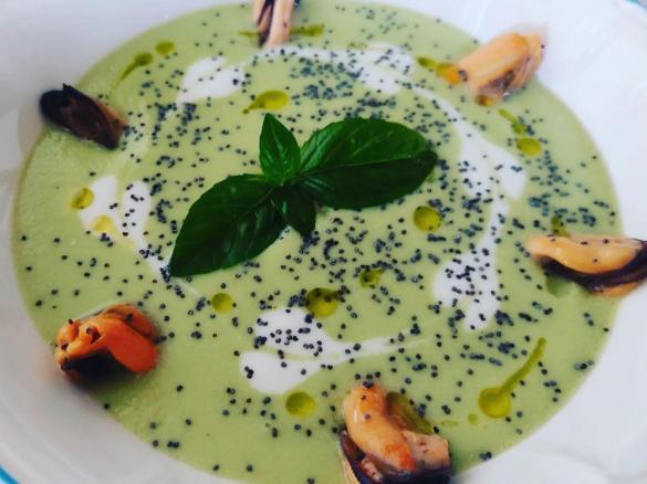 Crema fredda di lattuga, cozze e basilico