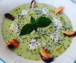Crema fredda di lattuga, cozze e basilico