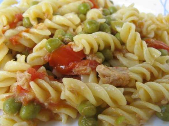 PASTA FREDDA TONNO, POMODORINI E PISELLI