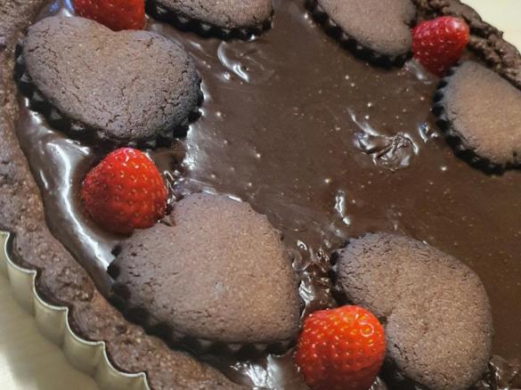 Crostata al cioccolato fondente con cuore al caramello salato