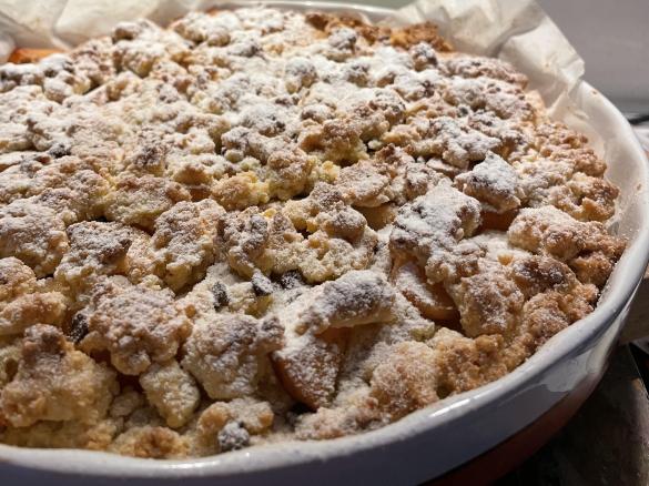 Sbrisolona con mele insaporite e gocce di cioccolato