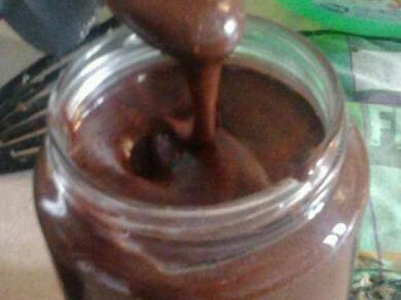 Crema spalmabile al cioccolato e nocciole