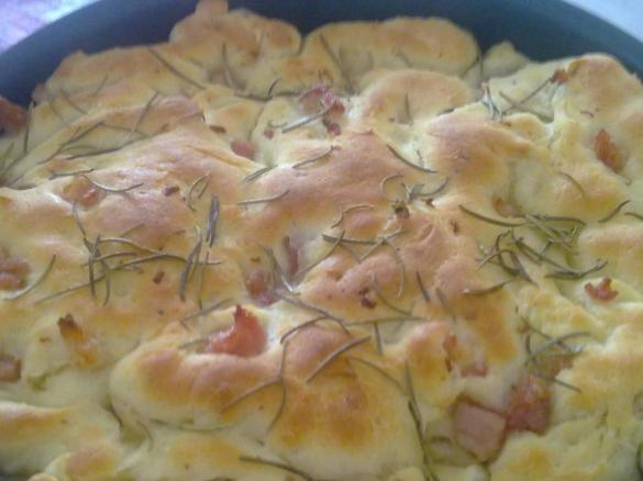 Focaccia soffice con pancetta e rosmarino