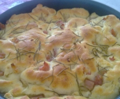 Focaccia soffice con pancetta e rosmarino