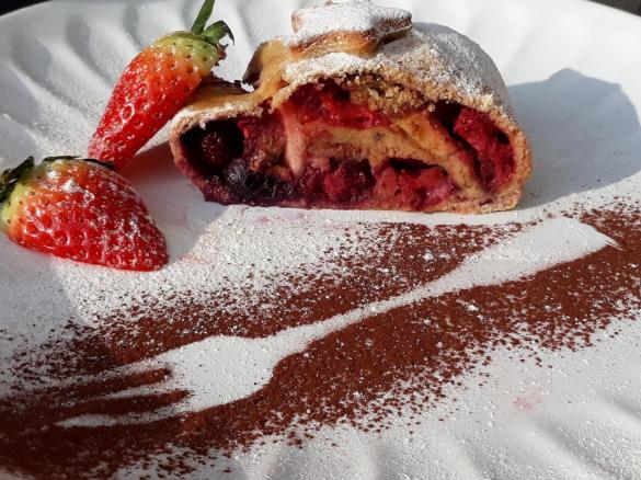 STRUDEL DOLCE CON FARINA DI FARRO YOGURT GRECO E FRUTTI DI  BOSCO A MODO MIO CONTEST STRUDEL