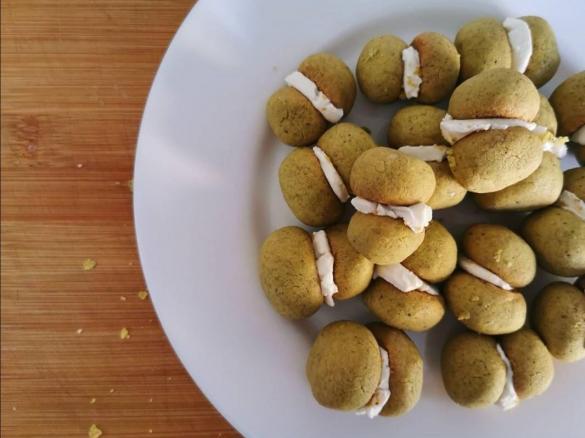 Baci di dama salati al pistacchio e formaggio spalmabile
