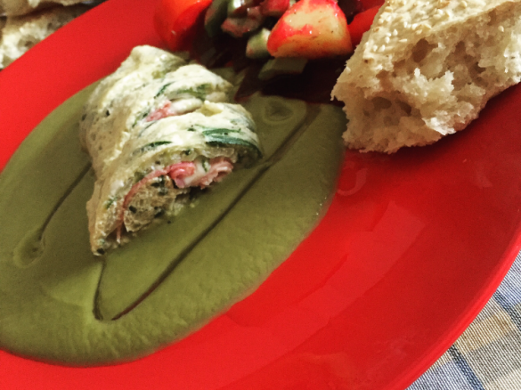 Rotolo di frittata su vellutata di zucchina