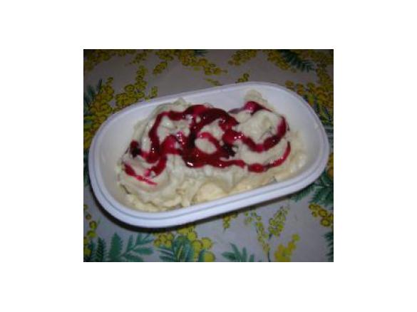 Gelato alla banana variegato all'amarena.