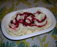 Gelato alla banana variegato all'amarena.