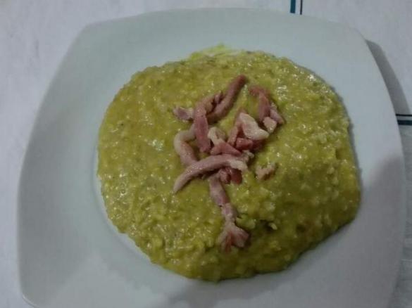 RISOTTO CON VELLUTATA DI PISELLI, STRACCHINO E PANCETTA