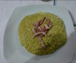 RISOTTO CON VELLUTATA DI PISELLI, STRACCHINO E PANCETTA