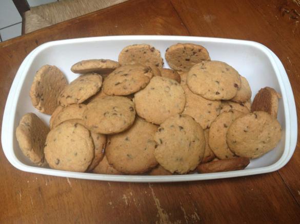 biscotti con noci e gocce di cioccolato