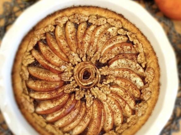 Crostata d’autunno con mele e noci