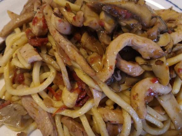 Troccoli con straccetti di pollo, melanzane e pomodorini secchi