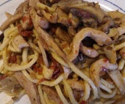 Troccoli con straccetti di pollo, melanzane e pomodorini secchi