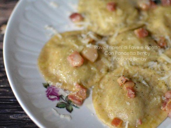 Ravioli ripieni di fave e ricotta con pancetta