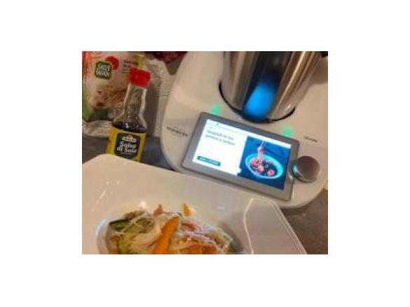 Spaghetti di riso con pollo e verdure