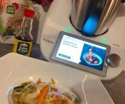 Spaghetti di riso con pollo e verdure