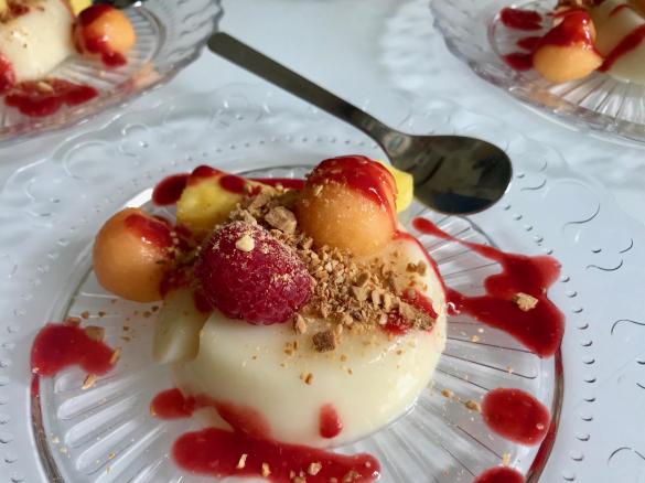 Panna Cotta di Mandorle Vegan con Coulis di Bosco e Frutta Fresca (9 porzioni)