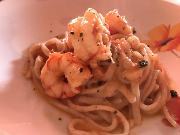 Fettuccine semintegrali fatte in casa con sugo alle code di gamberi