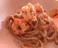 Fettuccine semintegrali fatte in casa con sugo alle code di gamberi