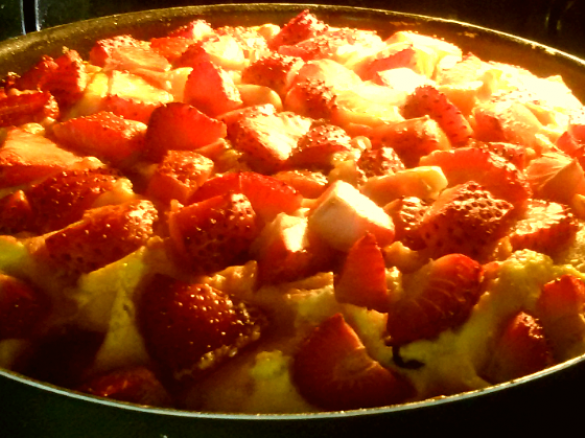 TORTA CON FRAGOLE E GOCCE DI CIOCCOLATO