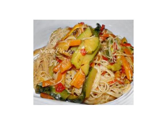 SPAGHETTI DI SOIA con verdure, funghi e gamberetti