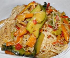 SPAGHETTI DI SOIA con verdure, funghi e gamberetti