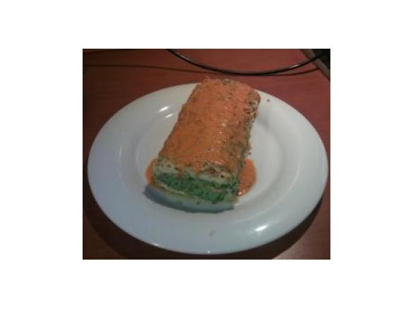 Rollé di pollo rosé farcito con ricotta e spinaci 