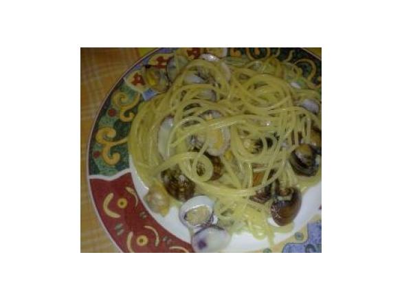 I MIEI PRIMI SPAGHETTI CON LE VONGOLE COL BIMBY