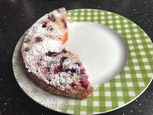 Torta soffice allo yogurt ai frutti di bosco