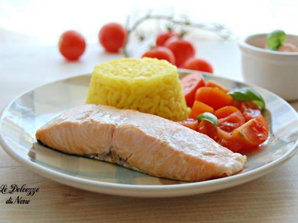 SALMONE CON RISO ALLA CURCUMA E CREME FRAICHE AL POMODORO
