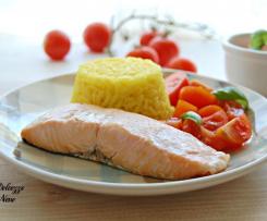 SALMONE CON RISO ALLA CURCUMA E CREME FRAICHE AL POMODORO